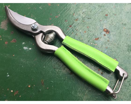 18 cm Garden shears - GREEN Leather covering branches - Sabatier K